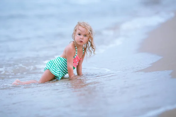 Pequena Menina Feliz Bonito Joga Nada Mar Espanha — Fotografia de Stock