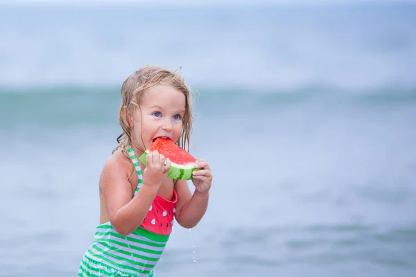 Niña Feliz Linda Juega Nada Mar España — Foto de Stock