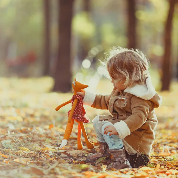 Portrait of pretty thoughtful girl in autumn park, outdoor — Stock Photo, Image