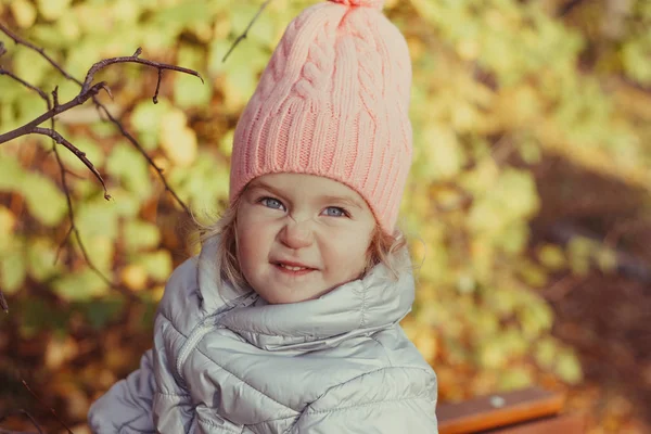 Portrait of pretty thoughtful girl in autumn park, outdoor — Stock Photo, Image