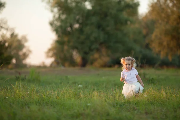 Retrato de niña bastante feliz en verano, al aire libre —  Fotos de Stock