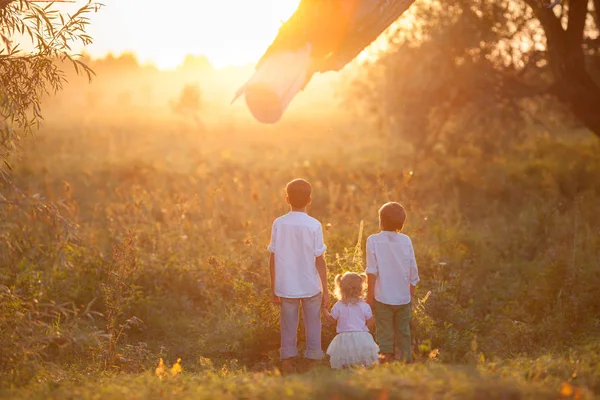 Retrato de irmã muito feliz e irmãos em suummer, ao ar livre — Fotografia de Stock