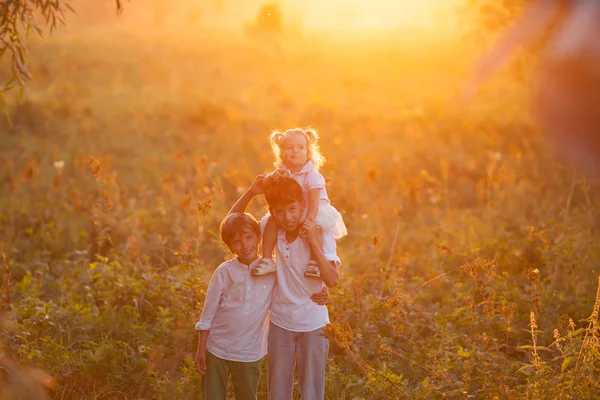 Portrait von ziemlich glücklichen Geschwistern in suummer, outdoor — Stockfoto