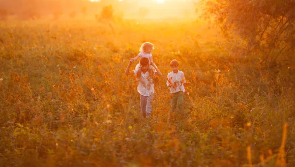 Retrato de irmã muito feliz e irmãos em suummer, ao ar livre — Fotografia de Stock