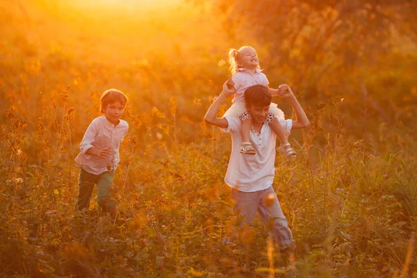 Retrato de irmã muito feliz e irmãos em suummer, ao ar livre — Fotografia de Stock