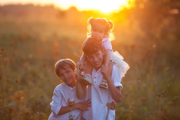 Retrato de irmã muito feliz e irmãos em suummer, ao ar livre — Fotografia de Stock