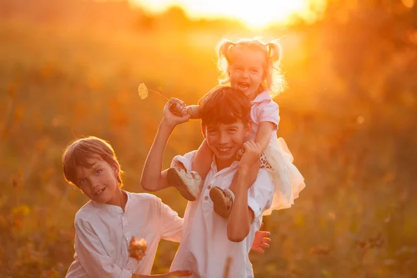 Portrait von ziemlich glücklichen Geschwistern in suummer, outdoor — Stockfoto