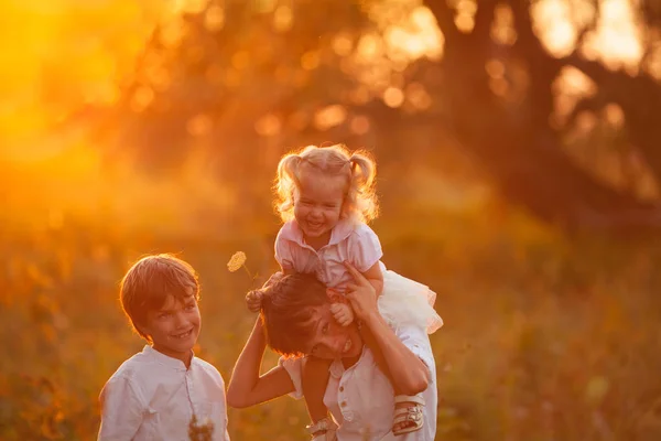Retrato de irmã muito feliz e irmãos em suummer, ao ar livre — Fotografia de Stock