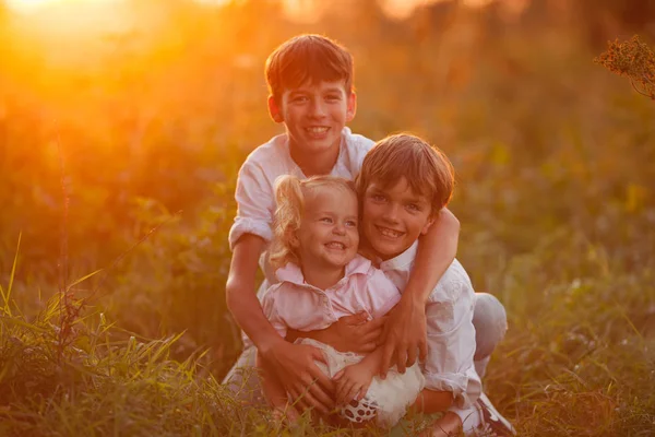 Portrait of pretty happy sister and brothers in suummer, outdoor — Stock Photo, Image