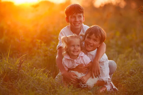 Portrait of pretty happy sister and brothers in suummer, outdoor — Stock Photo, Image