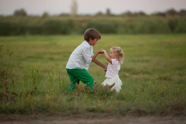 Retrato de irmã e irmão muito feliz em suummer, ao ar livre — Fotografia de Stock