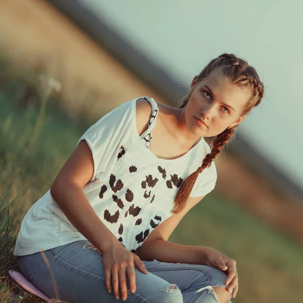 Joven feliz linda chica monta monopatín en la carretera, al aire libre —  Fotos de Stock