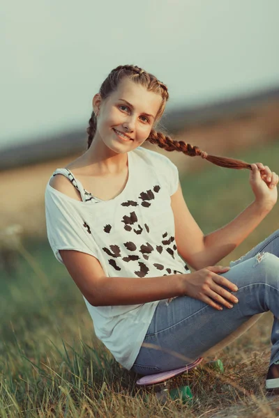 Fiatal, boldog, nagyon aranyos kislány rides gördeszka út, szabadtéri — Stock Fotó
