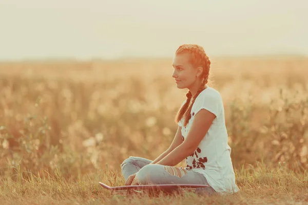 Jeune fille mignonne heureuse monte skateboard sur la route, en plein air — Photo