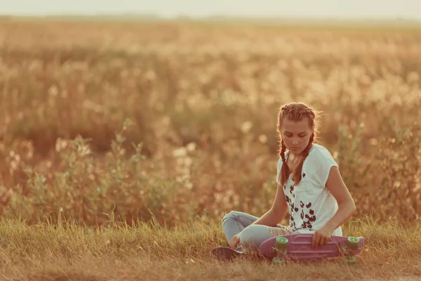 Mladý šťastný roztomilý dívka jezdí na skateboardu na silnici, venkovní — Stock fotografie