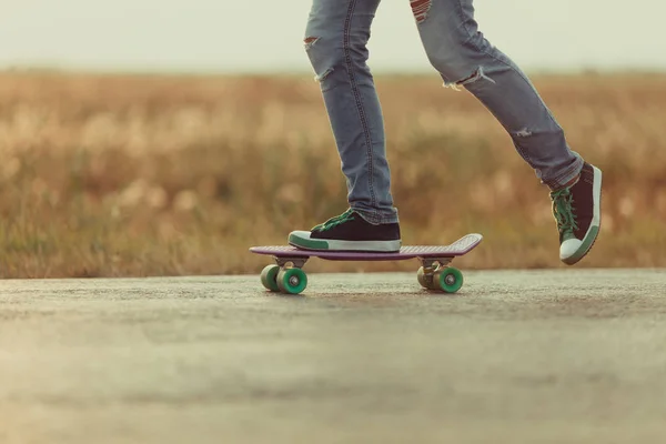 Mladý šťastný roztomilý dívka jezdí na skateboardu na silnici, venkovní — Stock fotografie