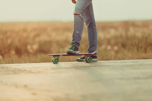 Giovane ragazza carina felice cavalca skateboard su strada, all'aperto — Foto Stock