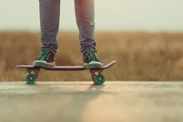 Junge glückliche süße Mädchen fährt Skateboard auf der Straße, im Freien — Stockfoto