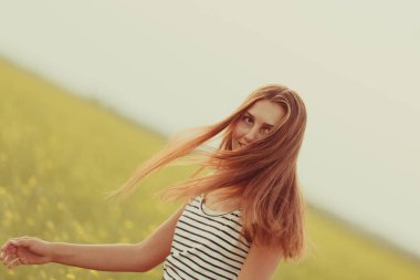 Sarı çiçekler, yaz, gün batımı ile bir alanda güzel bir kız portresi