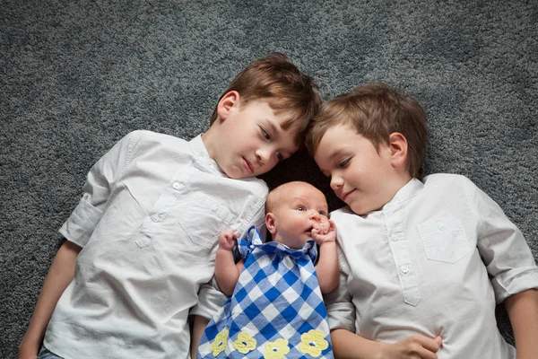 Retrato de irmãos felizes e irmã pequena bonito — Fotografia de Stock