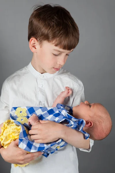 Retrato de hermano feliz y hermana pequeña linda —  Fotos de Stock