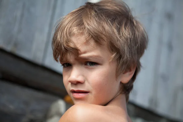 Portret van nadenkend, ernstige jongen — Stockfoto