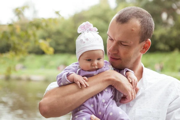 Giovane padre e bambina, ritratto — Foto Stock