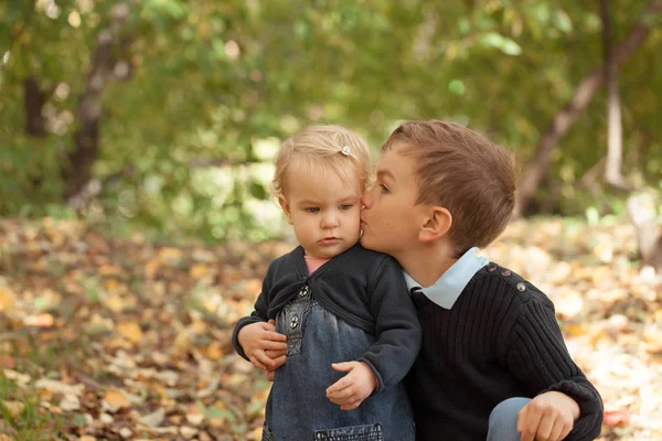 Portrait de frère et petite sœur heureux dans le parc d'automne — Photo