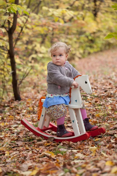 Klein schattig elegante mooie meisje wandelingen in herfst park — Stockfoto