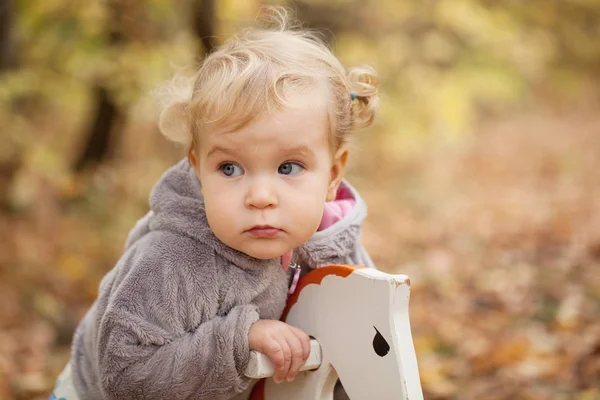 Petite mignonne élégante belle fille marche dans le parc d'automne — Photo