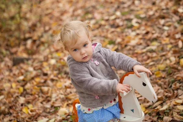 Petite mignonne élégante belle fille marche dans le parc d'automne — Photo