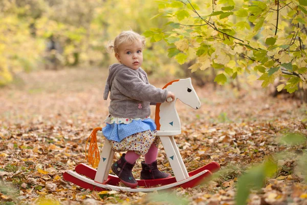 Маленька мила елегантна красива дівчина гуляє в осінньому парку — стокове фото
