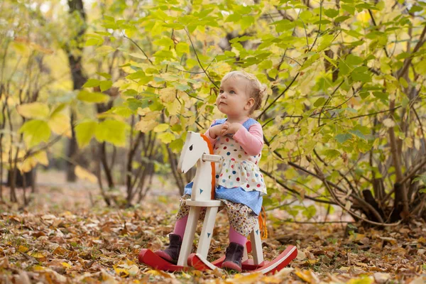 Маленькая симпатичная элегантная красавица гуляет в осеннем парке — стоковое фото