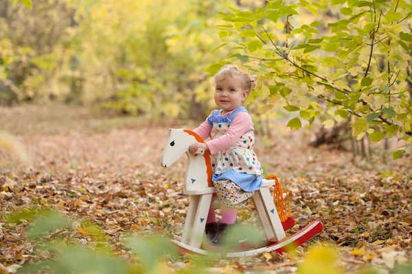 Χαριτωμένο κομψό όμορφο κοριτσάκι βόλτες στο πάρκο φθινόπωρο — Φωτογραφία Αρχείου