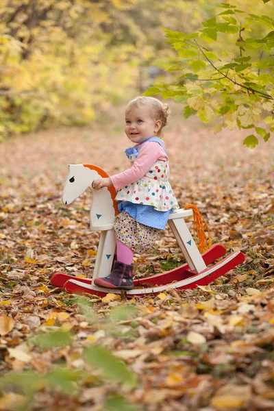 Klein schattig elegante mooie meisje wandelingen in herfst park — Stockfoto