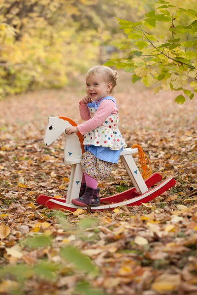 Klein schattig elegante mooie meisje wandelingen in herfst park — Stockfoto