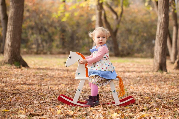 Klein schattig elegante mooie meisje wandelingen in herfst park — Stockfoto