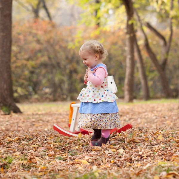 Petite mignonne élégante belle fille marche dans le parc d'automne — Photo