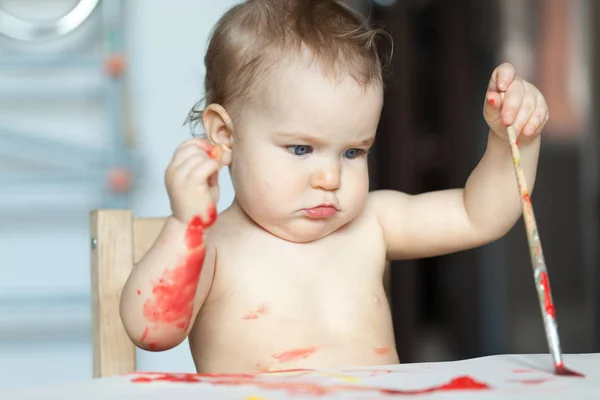 Liten flicka målar i rummet, blev baby smutsig — Stockfoto