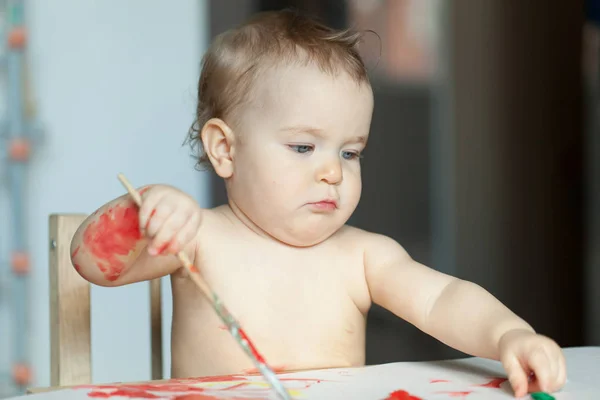 Μικρό κορίτσι ζωγραφίζει στο δωμάτιο, το μωρό έγινε βρώμικο — Φωτογραφία Αρχείου