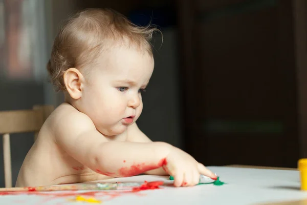 Liten flicka målar i rummet, blev baby smutsig — Stockfoto