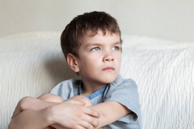 yakışıklı ciddi bir çocuğun portresi, kapalı