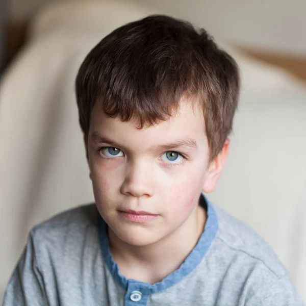Yakışıklı ciddi bir çocuğun portresi, kapalı — Stok fotoğraf