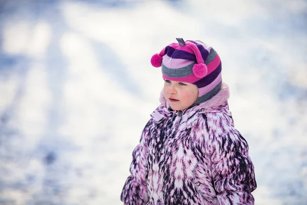 Portrait de jolie fille heureuse, hiver, extérieur — Photo