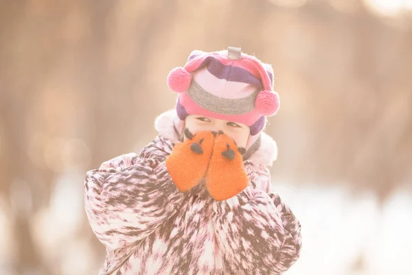 Porträtt av glad söt flicka, vinter, Utomhus — Stockfoto