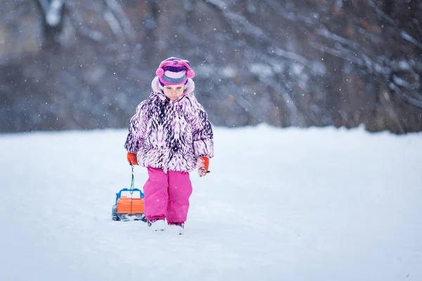 Portrait of happy pretty girl, winter, outdoor — Stock Photo, Image