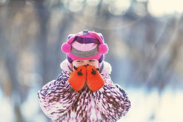 Portrait of happy pretty girl, winter, outdoor — Stock Photo, Image