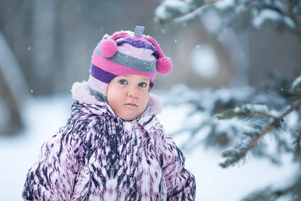不快乐的漂亮女孩的肖像， 冬天， 户外 — 图库照片