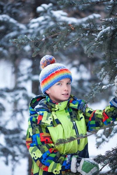 冬の公園、屋外で遊んでいる陽気な幸せな少年 — ストック写真