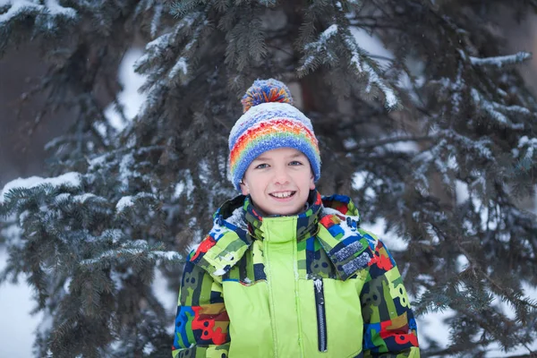Glada lyckliga pojken spelar i winter park, Utomhus — Stockfoto